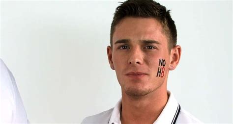 Il Porno Attore Brent Corrigan Posa Contro La Prop Gay It