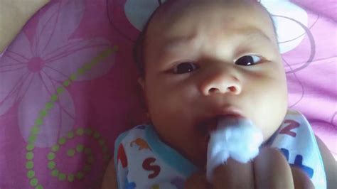 Cara Membersihkan Lidah Dan Gusi Bayi YouTube