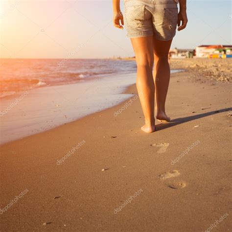 Mujer Caminando Por La Playa Al Atardecer Foto De Stock Ollnka