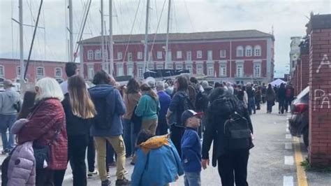 Effetto Mare Fuori Boom Turisti A Napoli Al Molo San Vincenzo Per