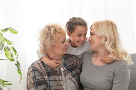 Trois générations de femmes Une belle femme et une adolescente