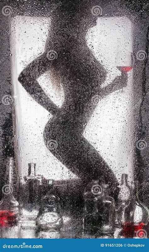 Een Naakt Meisje In Een Nat Glas Stock Foto Image Of Slecht Drank