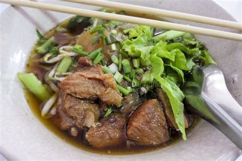 Bacia De Sopa De Macarronete Tailandesa Da Carne De Porco Do Estilo