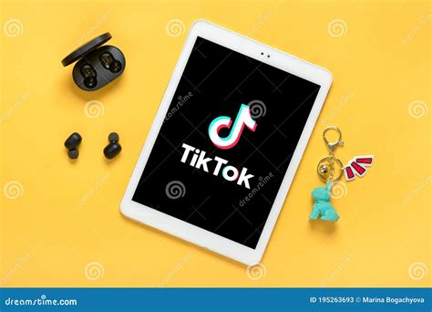 Logotipo Del Icono De La Aplicación Tik Tok En Pantalla Foto de archivo