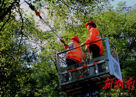 蓝山：高温“炙烤”下坚守的公路人 永州 新湖南