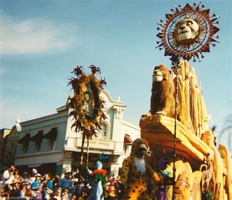 Lion king Parade Disneyland 1994 | Disney animated classics, Lion king ...