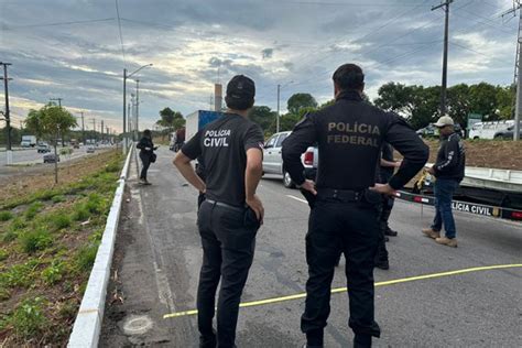 Pol Cia Calcula Peso De Ve Culos Em Queda De Ponte Na Br