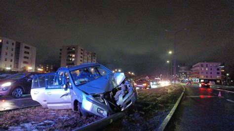 Wypadek na ulicy Jabłoniowej w Gdańsku Samochód uderzył w latarnię