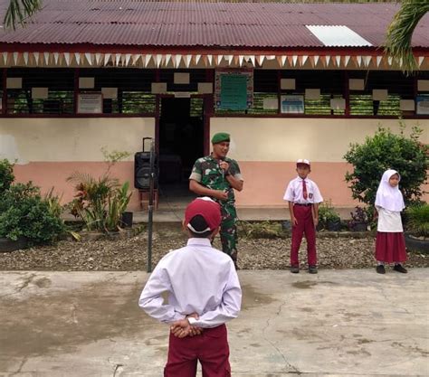 TNI Dan Pendidikan Babinsa 01 Tapaktuan Pimpin Upacara Bendera Di SDN