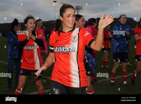 Jess McKay Kapitän des Luton Town Ladies FC feiert den Sieg des Adobe