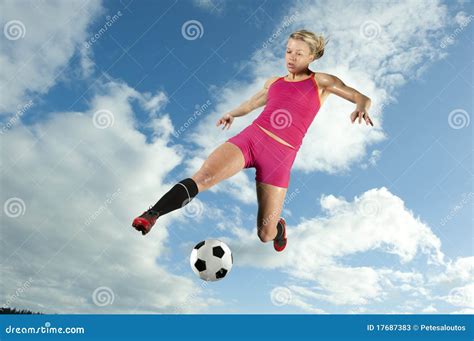 Vrouwelijke Voetballer Die Een Bal Schopt Stock Afbeelding Image Of