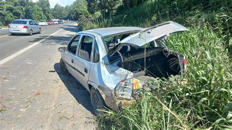 Carro capota ejeta ocupantes e deixa três feridos na BR 470