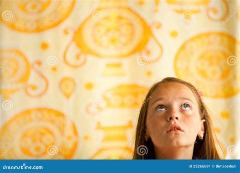 La Petite Fille Regarde Vers Le Haut Image Stock Image Du Visage