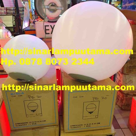 Lampu Taman Bulat Polythiline Diameter 30cm Dan 50cm Sinar Lampu Utama