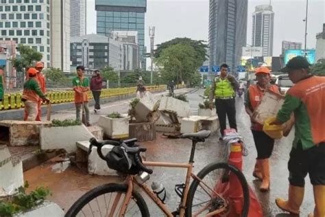 Dishub DKI Benarkan Truk Sampah DLH DKI Tabrak Pembatas Jalur Sepeda