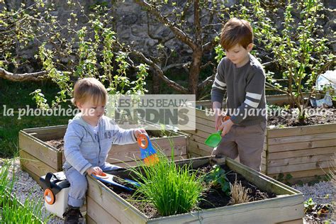 la photothèque LES PLUS BEAUX JARDINS Enfant au jardin