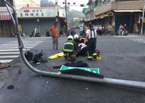 高雄私家車失控撼路燈 再撞電單車釀兩重傷｜即時新聞｜台灣｜oncc東網