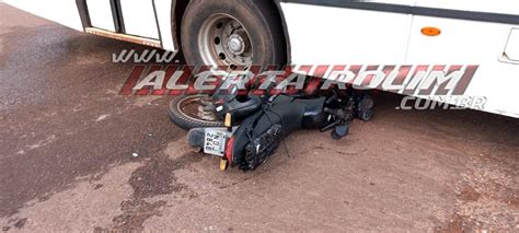 Moto vai parar embaixo de ônibus após colisão na Rua Rio Madeira