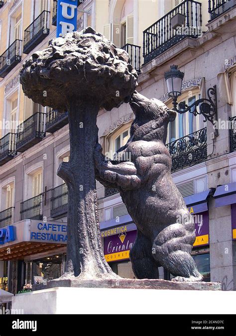 El Oso y el Madroño estatua La Puerta del Sol Madrid España