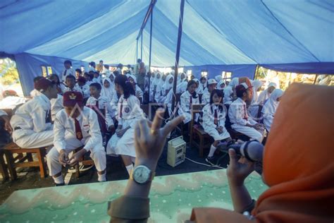 Hari Pertama Sekolah Belajar Di Tenda Darurat Antara Foto