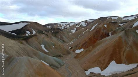 Vidéo Stock Aerial footage of the Landmannalaugar rainbow mountains in