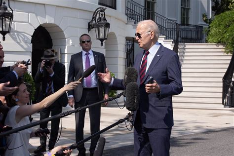 Joe Biden Se Cae En El Escenario Durante Una Ceremonia De Graduaci N De