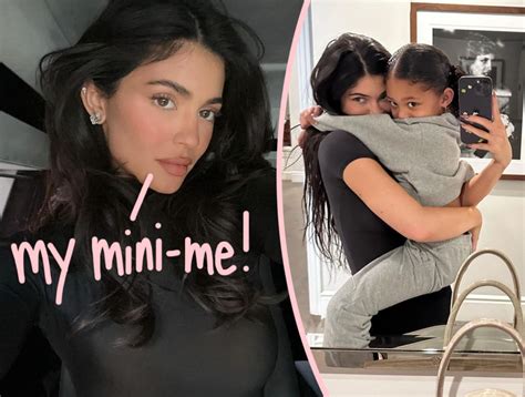 Kylie Jenner And Stormi Websters Adorable Twinning Moment At Paris Fashion Week Perez Hilton