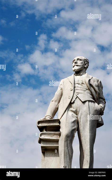 Monumento Alessandro Manzoni Fotografías E Imágenes De Alta Resolución