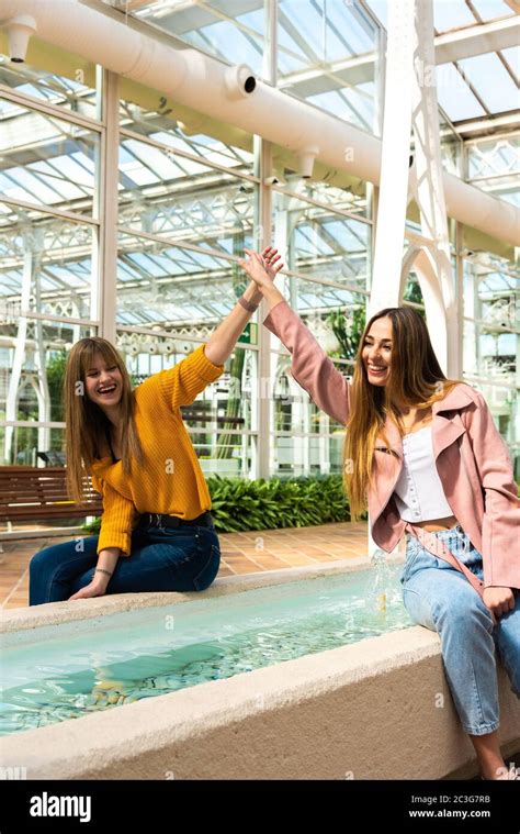 Deux Jeunes Filles Caucasiennes Attrayantes Avec Des Cheveux Blonds Se Secouer Les Mains Avec