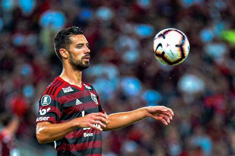 Pablo Marí pode fechar rival do Flamengo