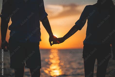 Silhouette of two people holding hands Stock 写真 Adobe Stock