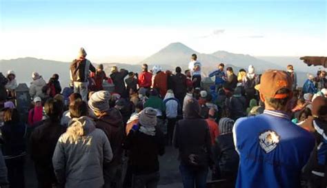 Wisatawan Mancanegara Dan Lokal Menanti Terbitnya Matahari Di Gunung