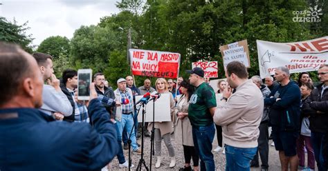 Protest przeciwko budowie masztu na ul Mostowej zdjęcia