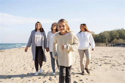 Mère ayant un moment tendre avec sa fille à la plage Photo Gratuite