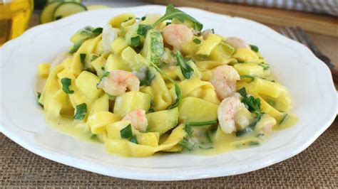 Tagliatelles aux courgettes et aux crevettes tellement délicieuses