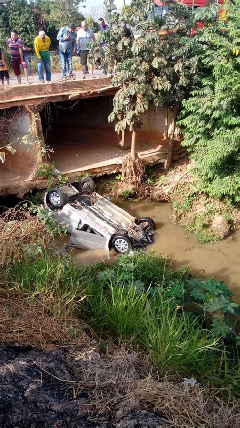 Idosa Se Assusta Buzina Perde Controle Do Carro E Cai Em C Rrego