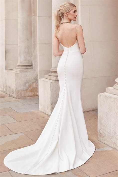 Brautkleid schlicht mit Sidecuts Neuböck Mode Hochzeit Tracht