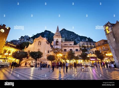 Main square, Piazza IX. Aprile, Taormina, Sicily, Italy Stock Photo - Alamy