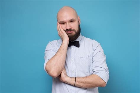 Hombre Adulto Muy Aburrido Con Barba De La Mano En La Mejilla Con