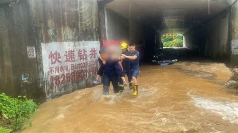 突降暴雨车辆被困桥洞，消防员涉水背出老人七环视频澎湃新闻 The Paper