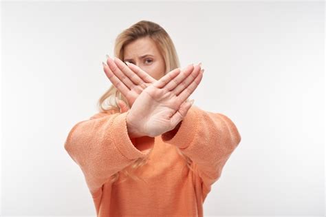 Retrato De Joven Rubio Mujer Actuaci N Se Al De Parada Con Mano