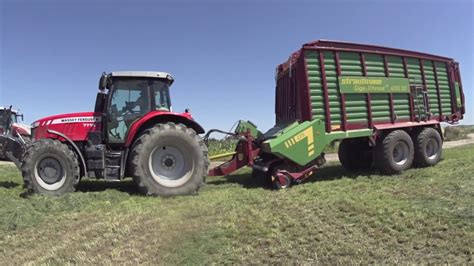 zbiór traw 2020 2 przyczepy na polu Massey Ferguson w akcji 2 pokos