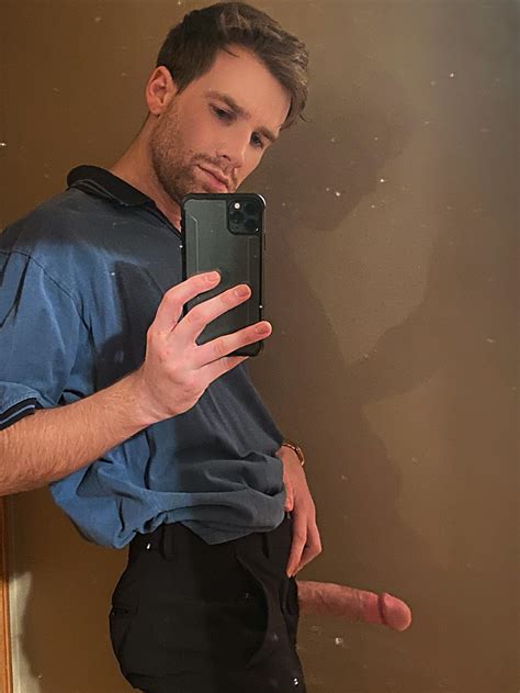 Horny At Work Who Wanna Meet In The Bathroom R Throughthefly