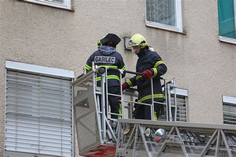 Popoldne državo zajele obilne padavine z udari strel in močnejšim