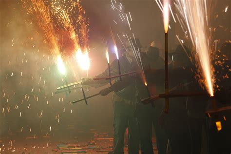 Fotos La cordà de Paterna abre fuego con el pasacalle de cohetes de