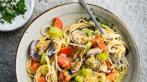 Spaghettis aux palourdes tomates et céleri facile découvrez les