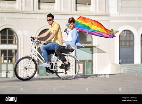 Gay couple with bike Banque de photographies et dimages à haute résolution Alamy