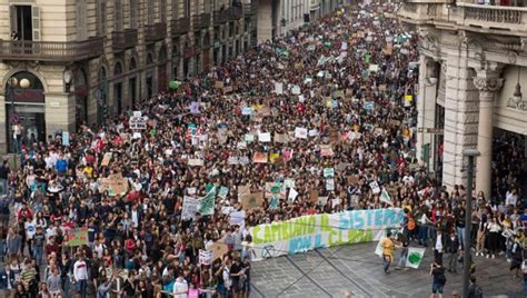 I Fridays For Future Torino Lanciano L Appello A Scendere In Piazza Per