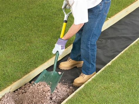 Create A Stunning Entrance To Your Home By Laying A Gravel Walkway