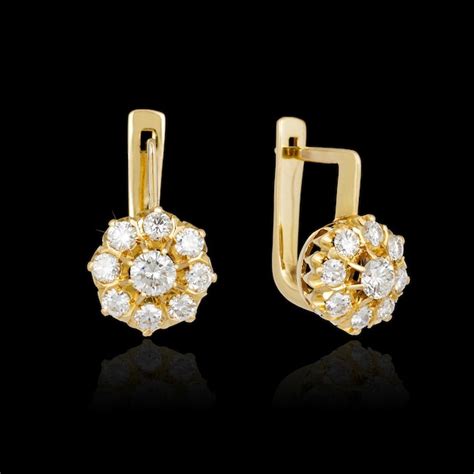 Aretes De Diamantes Aislados En El Fondo Negro Foto Premium